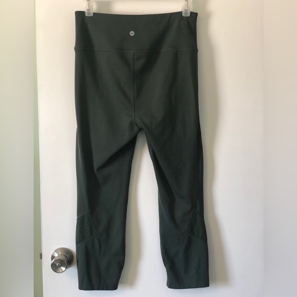 AVI Green Capri Yoga Leggings Medium - Picture 2 of 5